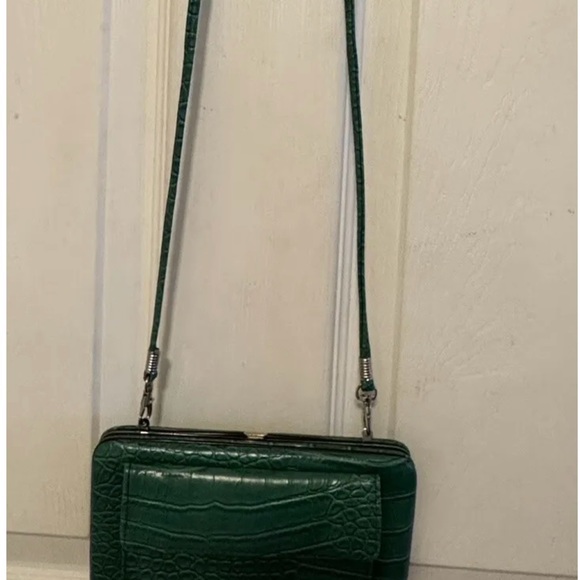Green faux alligator crossbody wallet. EUC. Beautiful little crossbody. Paige - Picture 3 of 7